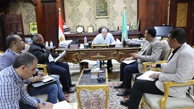 محافظ المنيا يناقش الإحتياجات العاجلة لمشروعات مياه الشرب والصرف