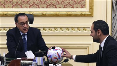 رئيس الوزراء يجتمع بمصنعي الكُرة الرسمية لمونديال كأس العالم قطر 2022