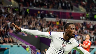 نجل جورج وإياه يقود أمريكا للتقدم على ويلز.. وطرد صحفي أمريكي لدعم المثليين