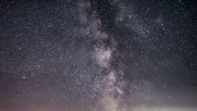 علماء الفلك يكشفون عن ضوء غامض قادم من ثقب أسود للأرض مباشرة