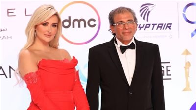 من هي رانيا التومي التي ظهرت مع خالد يوسف في ختام «القاهرة السينمائي»؟