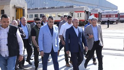 وزيرا النقل والإنتاج الحربي يتفقدان ورش إجراء العمرات لعربات ركاب السكك الحديدية