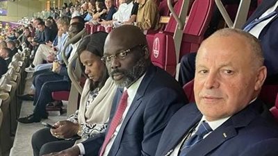 الرئيس الليبيري بصحبة أبو ريدة في مباراة أمريكا وإنجلترا بكأس العالم