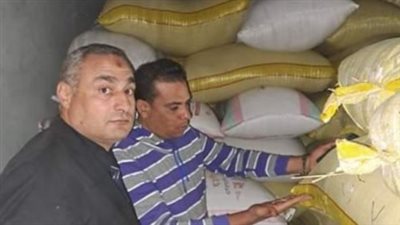 مباحث التموين تداهم مخزن وتضبط 100 طن أرز شعير بالبحيرة 