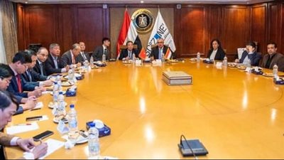 رئيس اقتصادية قناة السويس ونائب الجمعية الوطنية الفيتنامية يناقشان سبل التعاون المشترك