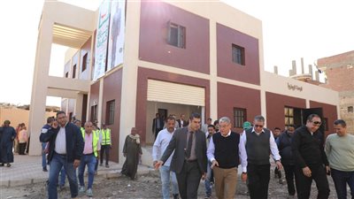 محافظ المنيا يبحث انتظام سير العمل بمشروعات حياة كريمة 