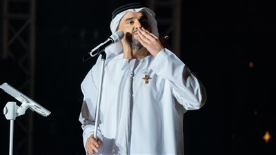 حسين الجسمي يحتفل باليوم الوطني الإماراتي الـ51 بأمسية غرامية وطنية (صور)