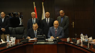 وزير النقل يشهد توقيع عقد تصنيع 100 أتوبيس كهربائي 