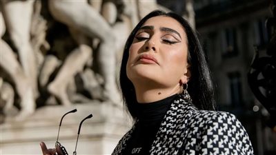 ظهور مميز لغادة عبد الرازق في شوارع باريس (صور)