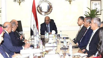 وزير قطاع الأعمال يتابع موقف الشركات من تدبير مستلزمات الإنتاج والمواد الخام