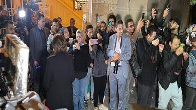 رانيا فريد شوقي وجمال الشاعر أبرز الحضور.. اللقطات الأولى من عزاء مفيد فوزي 