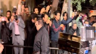 وصول نبيلة عبيد والمخرج خالد جلال إلى عزاء مفيد فوزي (صور)