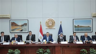 وزير السياحة والآثار يترأس الاجتماع الثالث للجنة الدائمة لتراخيص المنشآت الفندقية والسياحية