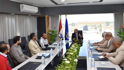 محافظ أسوان يناقش تجهيزات بدء العمل فى مشروع تغطية مصرف السيل