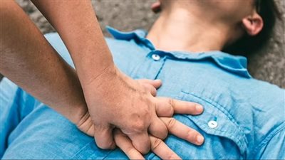 امرأة تنقذ زوجها من الموت بعد سكتة قلبية بطريقة مذهلة