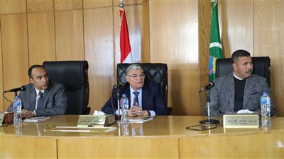 محافظ المنيا يناقش مشروع تطوير وتعزيز الهوية البصرية الجديدة