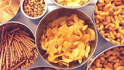 لا تتناول المقرمشات.. إصابة 4 أشخاص بتسمم غذائي في بني سويف