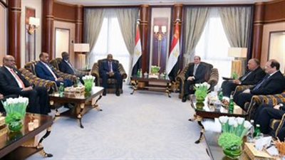 الرئيس السيسى يلتقى رئيس مجلس السيادة السودانى بالرياض