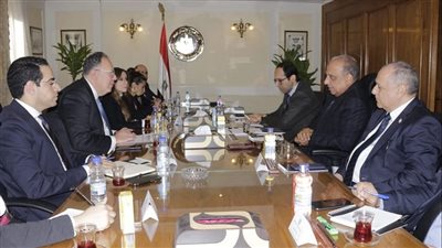 وزير قطاع الأعمال العام يطرح دراسات تفصيلية لمشروعات جديدة لتوطين الصناعة وخفض الواردات