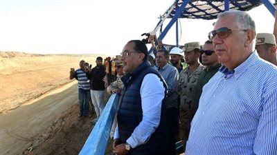 رئيس الوزراء يتفقد سير الأعمال بمشروع تنمية جنوب الوادي بتوشكي.. صور
