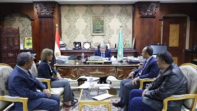 محافظ المنيا يبحث إجراءات تنفيذ محطات الخط الثاني للقطار الكهربائي فائق السرعة
