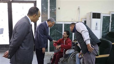 محافظ المنيا يعقد لقاءا لخدمة المواطنين ويوجه بتوفير الدعم لعدد من الحالات 