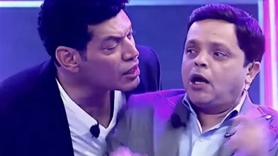 فشار جبن وملح وسجق.. محمد هنيدي يمنح جائزة في كأس العالم