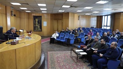 محافظ المنيا يعقد اجتماعا تنسيقيا مع أصحاب الهايبرات والمنافذ التجارية 