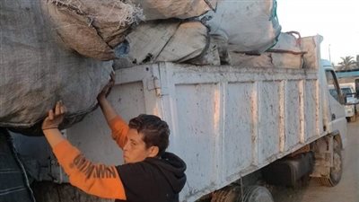 حملات لإزالة مخازن الخردة المخالفة بكفر البطيخ في دمياط