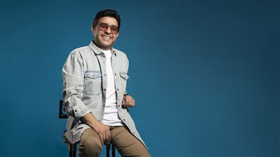 هاني شاكر يروج لأغنيته الجديدة بـ«نيولوك» مختلف (صورة)