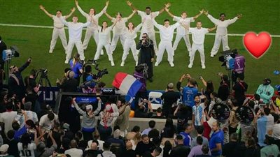 ويجز يشعل استاد نهائي كأس العالم بـ«عز العرب» (صور)