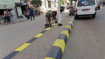 بالصور.. تجميل وصيانة الأرصفة والحدائق بكفر شكر في القليوبية