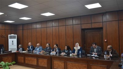 محافظ المنيا يناقش مع أعضاء الشيوخ عددا من القضايا والطلبات بمختلف القطاعات 