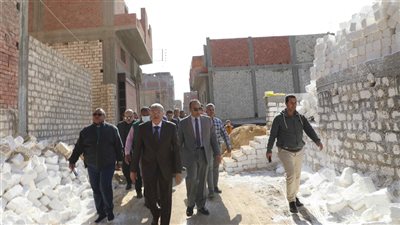 محافظ المنيا يحيل رئيس قرية تلة إلى التحقيق بسبب مخالفات البناء