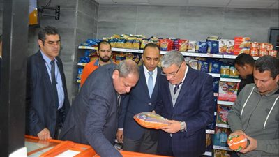 محافظ المنيا: توافر السلع والمواد الغذائية بالأسواق والبيع بأسعار مناسبة