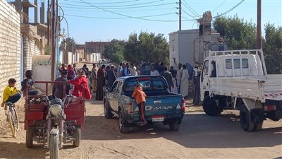 أهالى قرية يحبطون كارثة على يد شخص ويلقنونه علقة موت في أسوان