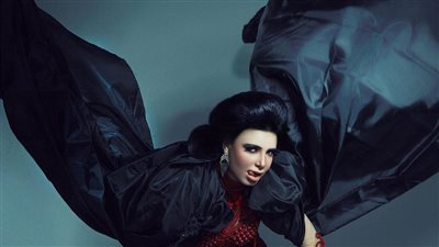 إطلالة صادمة.. ماريا تعيد إحياء دراكولا (صور)