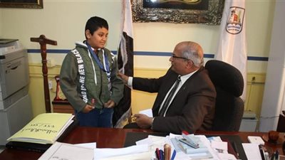 الناس دعمته والتعليم كرمته.. حكاية الطالب بائع الترمس والمناديل لمساعدة أسرته