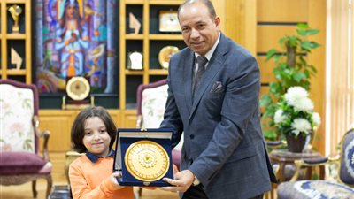 رئيس جامعة المنصورة يكرم الفائز بالمركز الأول عالميا في مسابقة الحساب الذهني