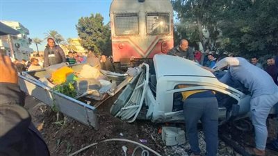 مصرع شخص وإصابة شقيقه في حادث تصادم قطار بسيارة نقل بالبحيرة 