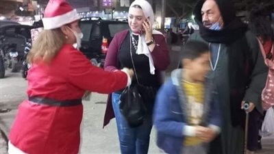 قصة فتاة المنيا تجوب الشوارع بملابس بابا نويل لتوزيع الهدايا على الأطفال
