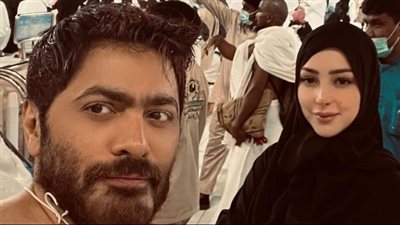 انتقادات شديدة لـ تامر حسني وبسمة بوسيل بسبب صورهما في السعودية: «بيستعرضوا في الكعبة»