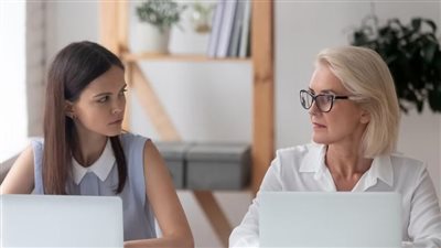 بحث علمي يفسر الحالة.. لماذا تزداد حالات التنمر بين النساء في العمل؟