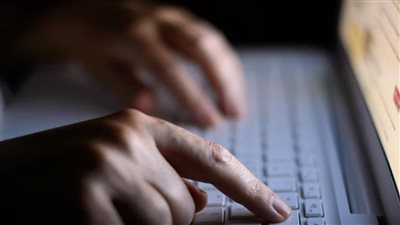 عمليات نصب.. محتالون يقومون بتوظيف الشباب في وظائف وهمية مقابل مبالغ مالية