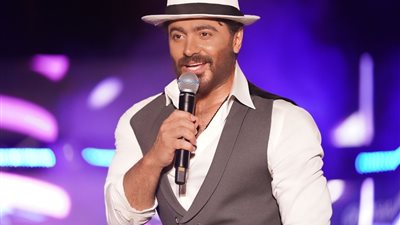 ياسمين عز مدافعة عن تامر حسني: ممكن يؤلف أغنية وهو نايم (فيديو)