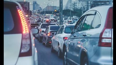 القيادة الخطرة أو المتسرعة أكثر خطورة من التحدث في الهاتف أثناء القيادة