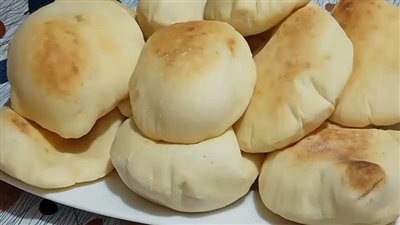 بالخطوات..طريقة عمل الخبز الشامي في الطاسة