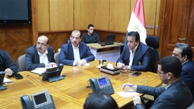 وزير الصحة يرأس غرفة الأزمات والطوارئ لمتابعة التأمين الطبي لاحتفالات أعياد الميلاد 