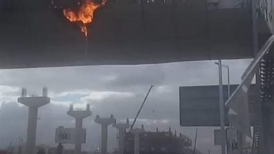 بالصور.. حريق كوبري مشاة هايبر وذعر بين المارة