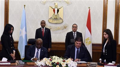 رئيسا وزراء مصر والصومال يشهدان توقيع مذكرة تفاهم لتعزيز التعاون في المجال الإعلامي بين مصر والصومال